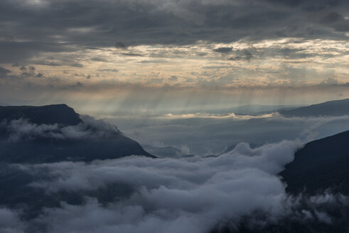 Italien, Dolomiten, Südtirol, Blick vom Berg Seceda auf Wolken über Bergen - RUEF02170