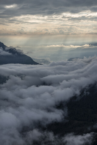 Italien, Dolomiten, Südtirol, Blick vom Berg Seceda auf Wolken über Bergen, lizenzfreies Stockfoto