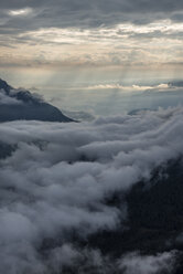 Italien, Dolomiten, Südtirol, Blick vom Berg Seceda auf Wolken über Bergen - RUEF02171