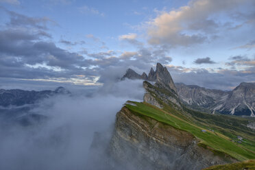 Italien, Dolomiten, Südtirol, Naturpark Puez-Geisler, Val di Funes, Blick von der Seceda auf die Berge der Geislergruppe - RUEF02172