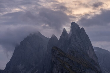 Italien, Dolomiten, Südtirol, Naturpark Puez-Geisler, Val di Funes, Blick von der Seceda auf die Berge der Geislergruppe - RUEF02173