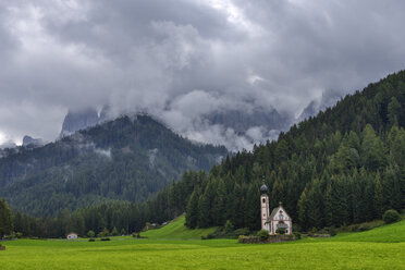 Italien, Trentino Alto-Adige, Val di Funes, Santa Maddalena, Kapelle San Giovanni in Ranui mit Geislergruppe im Hintergrund - RUEF02174