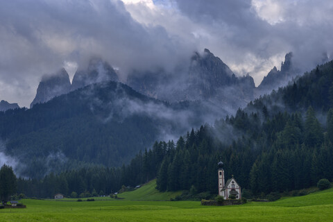 Italien, Trentino Alto-Adige, Val di Funes, Santa Maddalena, Kapelle San Giovanni in Ranui mit Geislergruppe im Hintergrund, lizenzfreies Stockfoto