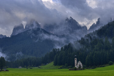 Italien, Trentino Alto-Adige, Val di Funes, Santa Maddalena, Kapelle San Giovanni in Ranui mit Geislergruppe im Hintergrund - RUEF02175