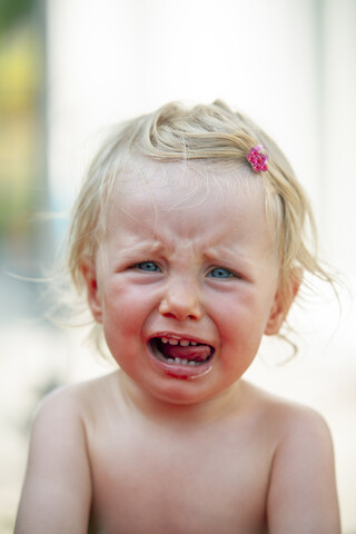 Porträt eines weinenden kleinen Mädchens, lizenzfreies Stockfoto