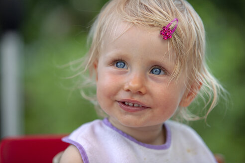 Portrait of blond little girl with bib and pink haipin - GAF00138