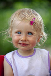 Porträt eines blonden kleinen Mädchens mit Lätzchen und rosa Haipin - GAF00140