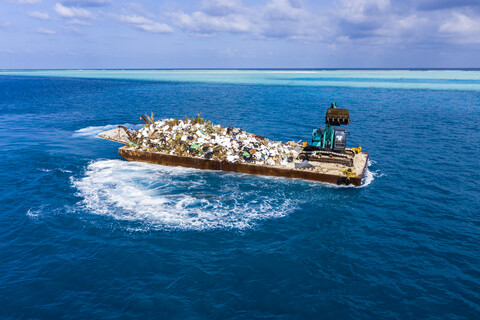 Malediven, Süd-Male-Atoll, Plastikmüllentsorgung mit Bagger, lizenzfreies Stockfoto