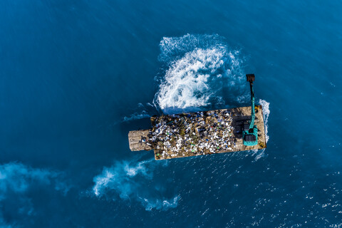 Malediven, Süd-Male-Atoll, Plastikmüllentsorgung mit Bagger von oben, lizenzfreies Stockfoto