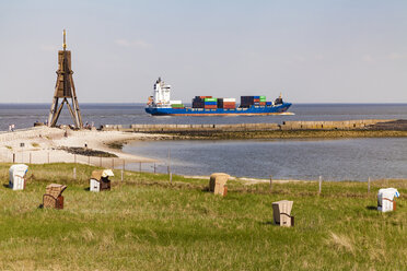 Deutschland, Niedersachsen, Cuxhaven, Nordsee, Kugelbake am Strand, Strandkörbe mit Kapuze, Containerschiff - WDF05240