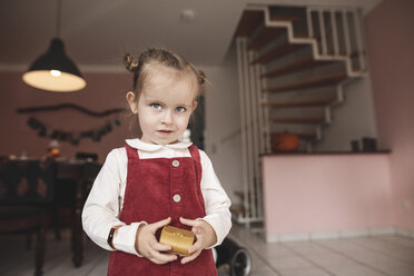 Porträt eines kleinen Mädchens, das zu Hause ein Kleid trägt - KMKF00829