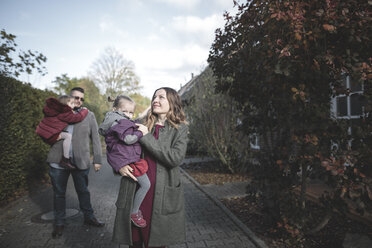 Familie auf Weg in Wohngebiet - KMKF00838