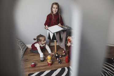 Mutter und zwei Mädchen spielen im Kinderzimmer zu Hause - KMKF00843