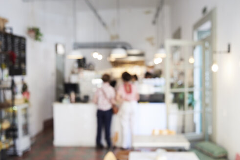 Unscharfe Ansicht von Menschen in einem Cafe - IGGF01160