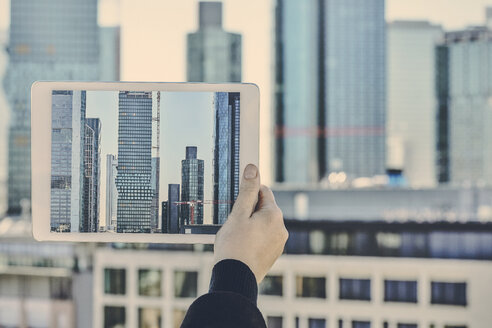 Deutschland, Frankfurt, Hand fotografiert Finanzviertel mit Tablet - FMKF05538