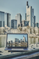 Deutschland, Frankfurt, Laptop mit Foto des Finanzviertels auf dem Bildschirm - FMKF05540