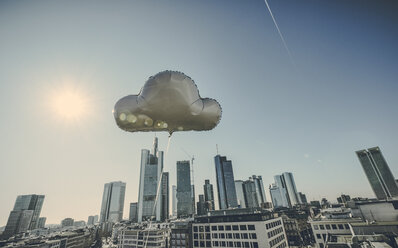 Deutschland, Frankfurt, Wolkenballon vor dem Finanzviertel - FMKF05546