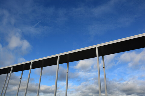Deutschland, Riem, Brücke gegen bewölkten Himmel, lizenzfreies Stockfoto