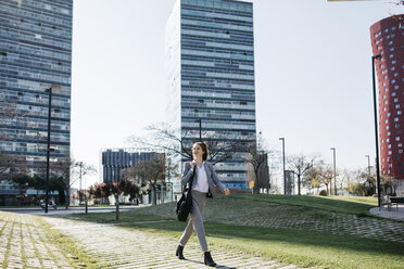 Businesswoman commuting in he city - JRFF03018