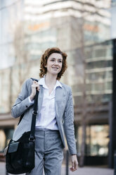 Young businesswoman commuting in the city - JRFF03048