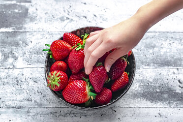 Schale mit frischen Erdbeeren, Hand eines Mädchens - SARF04230