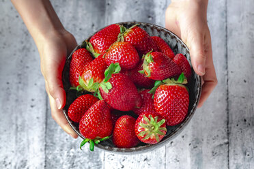 Schale mit frischen Erdbeeren, Hände eines Mädchens - SARF04231