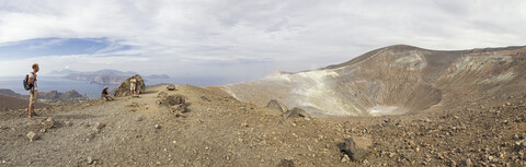 Äolische Inseln, Vulcano, Panoramablick vom Vulkan, Gran Cratere, Wanderer am Vulkankrater, lizenzfreies Stockfoto