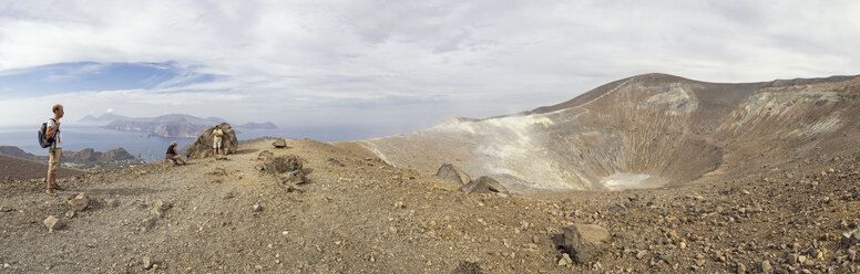 Äolische Inseln, Vulcano, Panoramablick vom Vulkan, Gran Cratere, Wanderer am Vulkankrater - MAMF00514