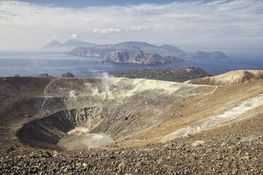 Äolische Inseln, Vulcano, Panoramablick vom Vulkan - MAMF00517