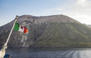 Äolische Inseln, Vulcano, italienische Flagge auf einem Schiff - MAMF00523