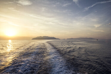 Äolische Inseln, Insel Vulcano bei Sonnenuntergang - MAMF00524