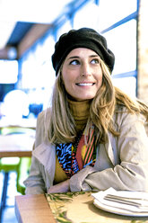 Porträt einer lächelnden Frau in einem Kaffeehaus - ERRF01062