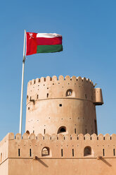 Sultanat Oman, Ras al Hadd, Schloss Ras al Hadd mit omanischer Flagge - WVF01120