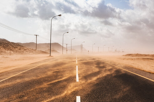 Sultanat Oman, Ras al Hadd, Wüstenstraße in einem Sandsturm - WVF01126