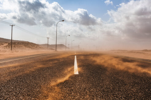 Sultanat Oman, Ras al Hadd, Wüstenstraße in einem Sandsturm - WVF01128