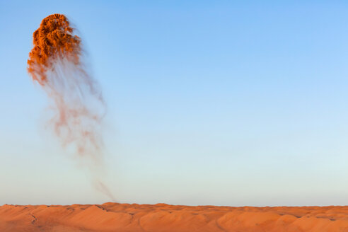 Oman, Wahiba Sands, Sand in die Luft schleudern - WVF01141