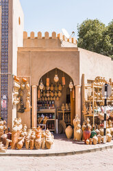 Traditionelle Töpferwaren an einem Marktstand, Nizwa, Oman - WVF01181