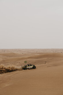 Vereinigte Arabische Emirate, Dubai, Lahbab Wüste, 4x4 Auto fahren durch die Wüste - LHPF00531