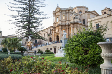 Sizilien, Noto, Fontana d'Ercole am Abend - MAMF00528