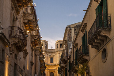 Sizilien, Noto, Blick auf die Chiesa di Montevergine am Abend - MAMF00530