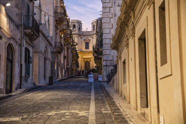 Sizilien, Noto, Durchgang zur Chiesa di Montevergine am Abend - MAMF00532