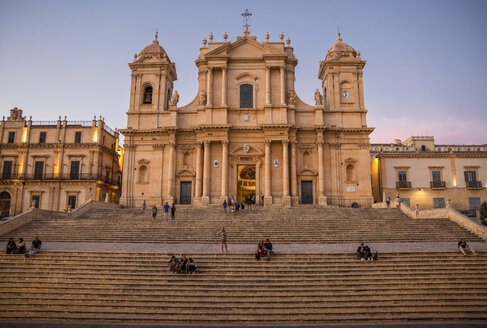 Italien, Sizilien, Provinz Syrakus, Val di Noto, Noto, Kathedrale von Noto am Abend - MAMF00533