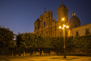 Italy, Sicily, Syracuse Province, Val di Noto, Noto, Noto Cathedral in the evening - MAMF00536