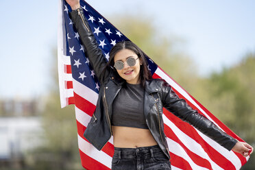 Junge Frau mit amerikanischer Flagge - OCMF00409