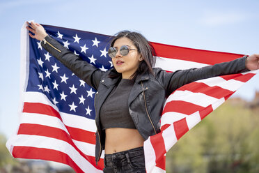 Junge Frau mit amerikanischer Flagge - OCMF00410