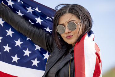 Junge Frau mit amerikanischer Flagge - OCMF00411