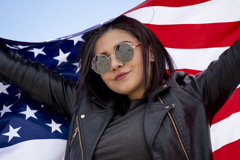 Junge Frau mit amerikanischer Flagge, lizenzfreies Stockfoto