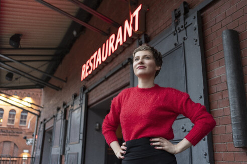 Deutschland, Berlin, Porträt eines selbstbewussten Restaurantleiters im Freien - TAMF01274