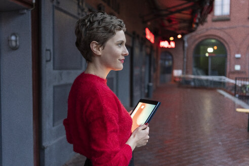 Deutschland, Berlin, Profil einer selbstbewussten Geschäftsfrau mit digitalem Tablet im Freien - TAMF01276