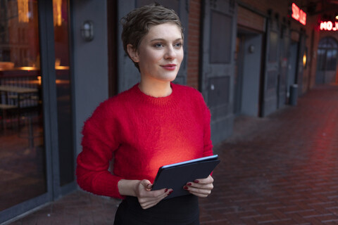 Porträt einer selbstbewussten Geschäftsfrau mit digitalem Tablet im Freien, lizenzfreies Stockfoto